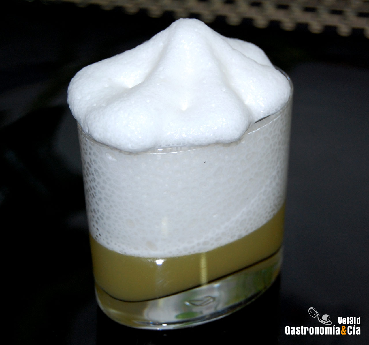 Gelatina de espárragos con espuma de mozzarella y cruji