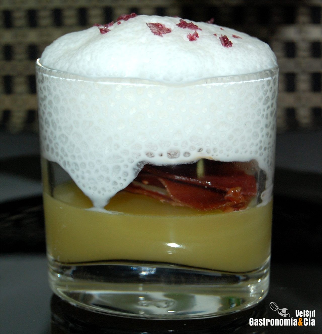 Gelatina de espárragos con espuma de mozzarella y cruji