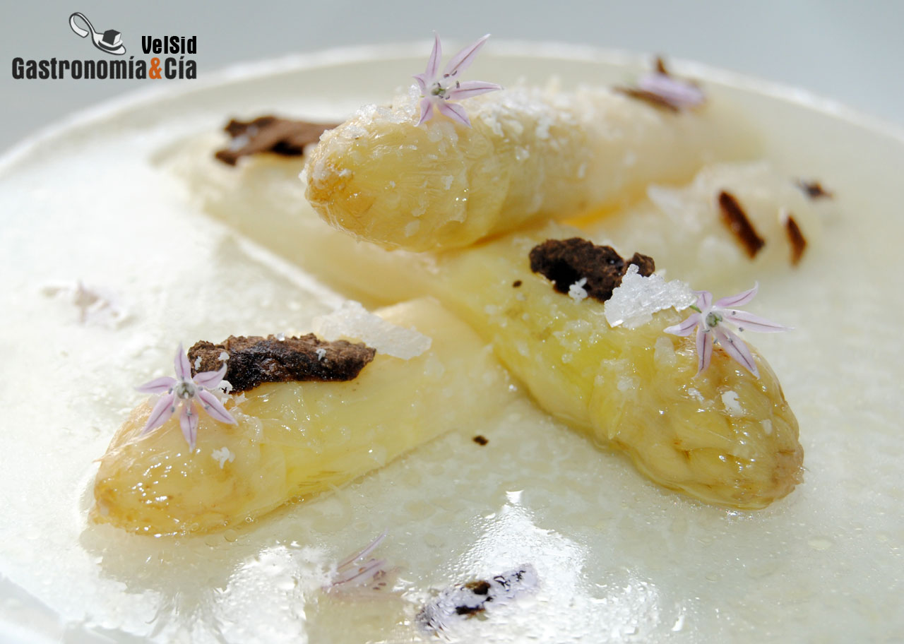 Espárragos en papillote con su jugo