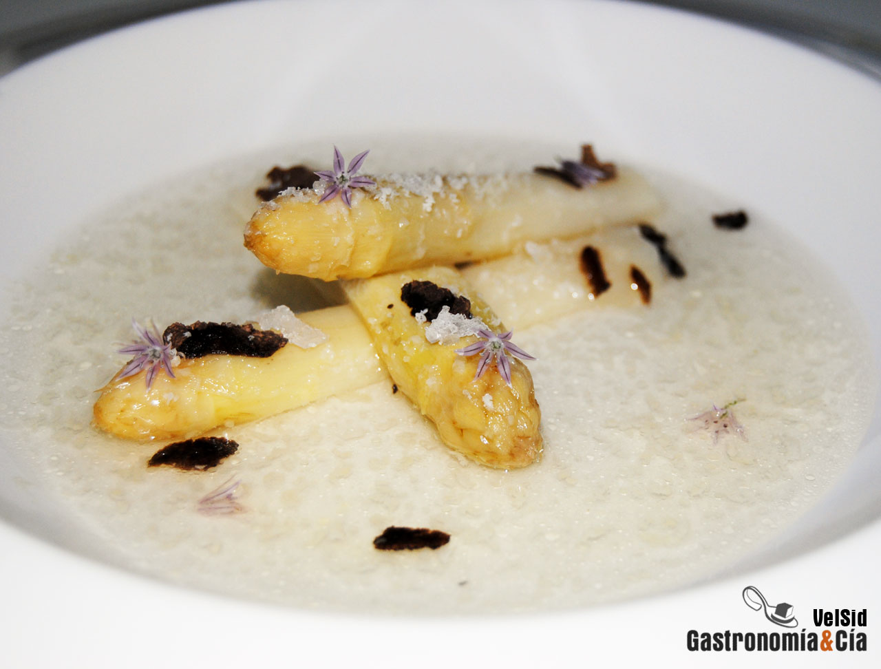 Espárragos en papillote con su jugo