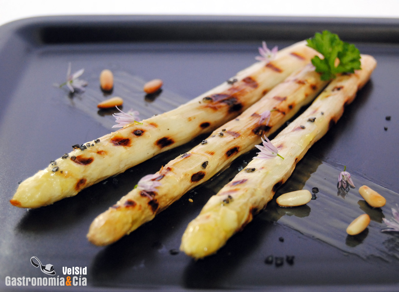 Espárragos de Navarra a la parrilla con piñones