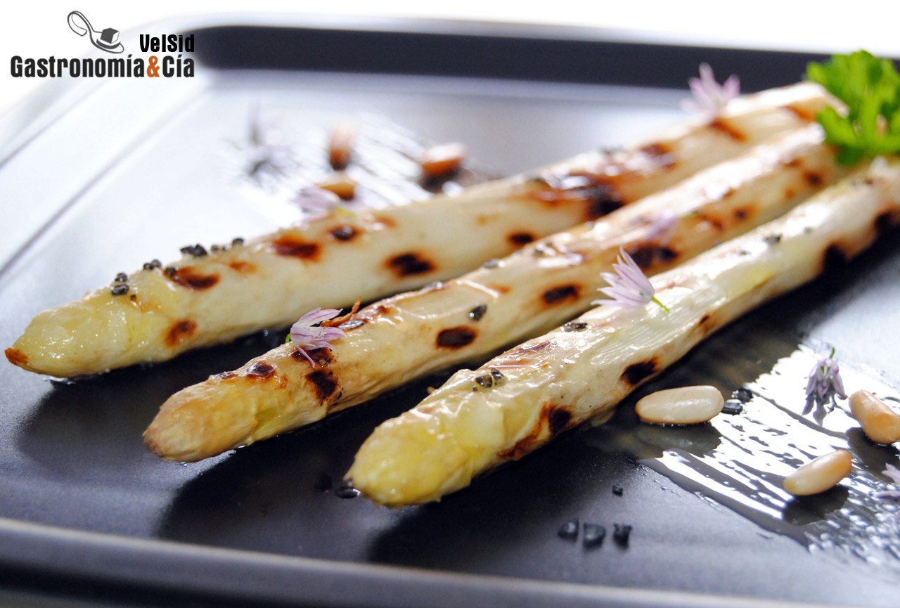 Espárragos de Navarra a la parrilla con piñones
