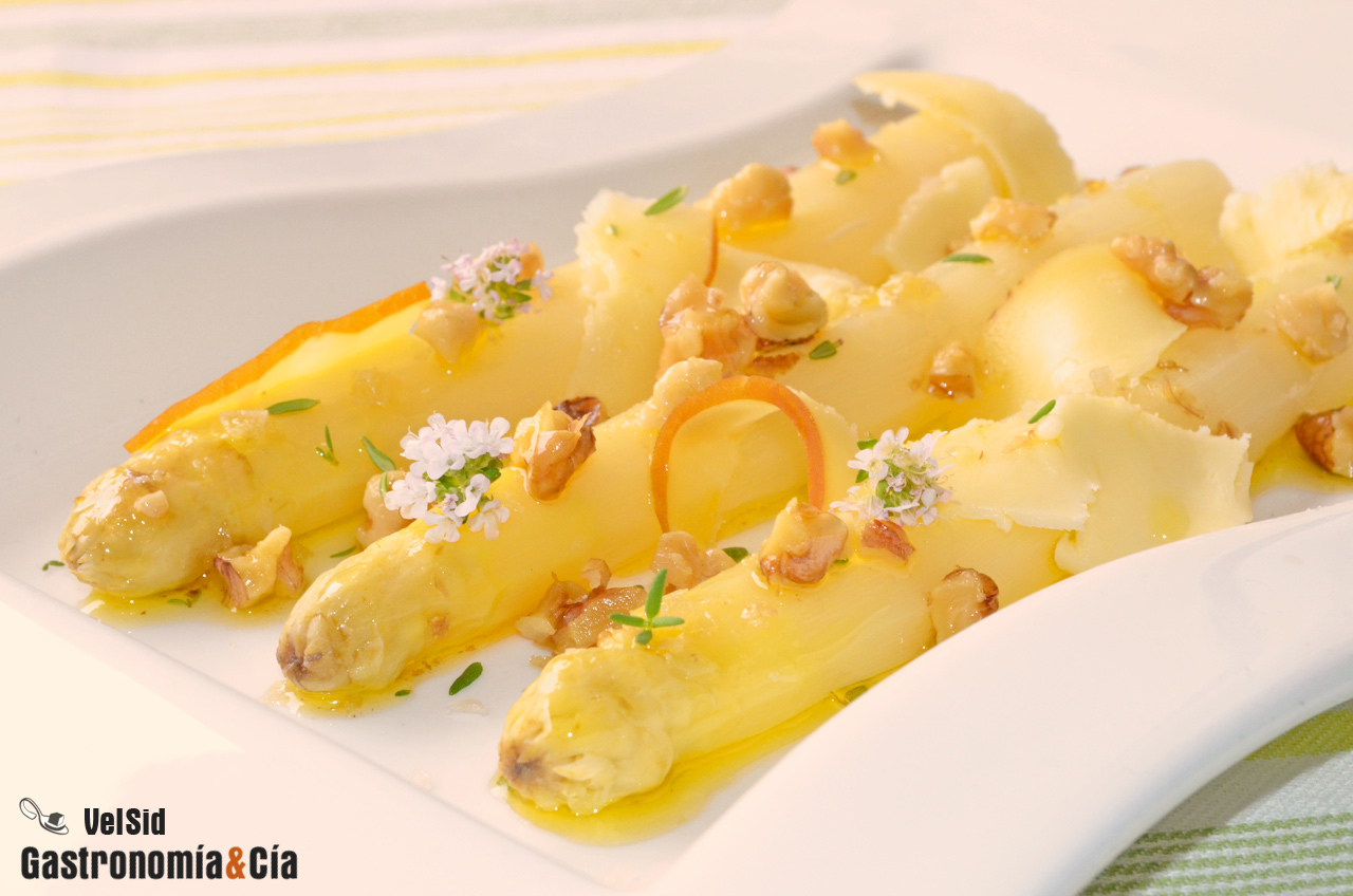 Espárragos blancos con queso ahumado y nueces