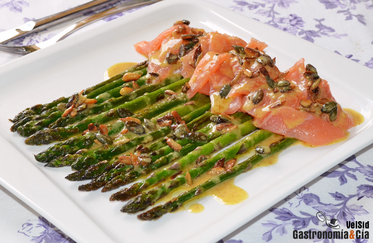 Espárragos verdes con salmón ahumado y aderezo de mosta