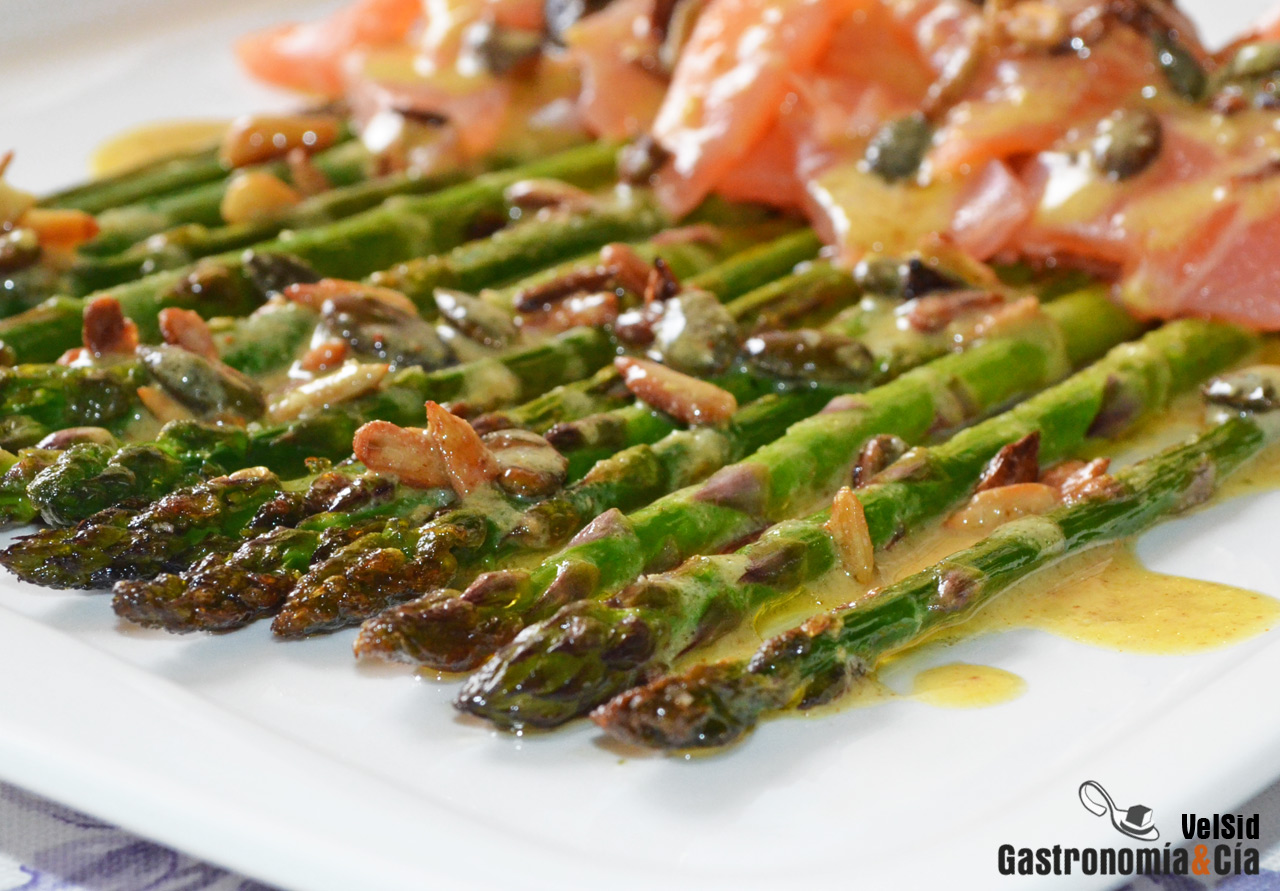 Espárragos verdes con salmón ahumado y aderezo de mosta