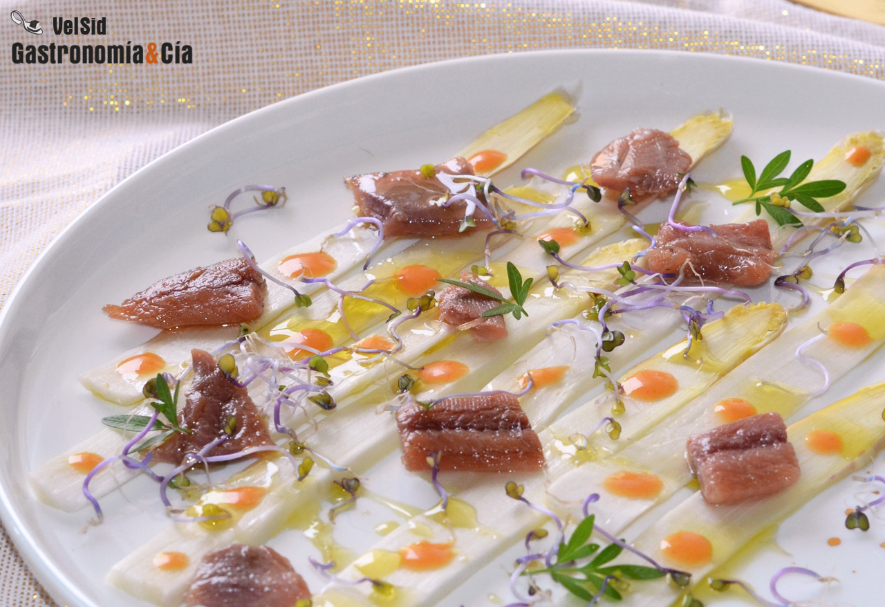 Carpaccio de espárragos blancos frescos con sardina anc
