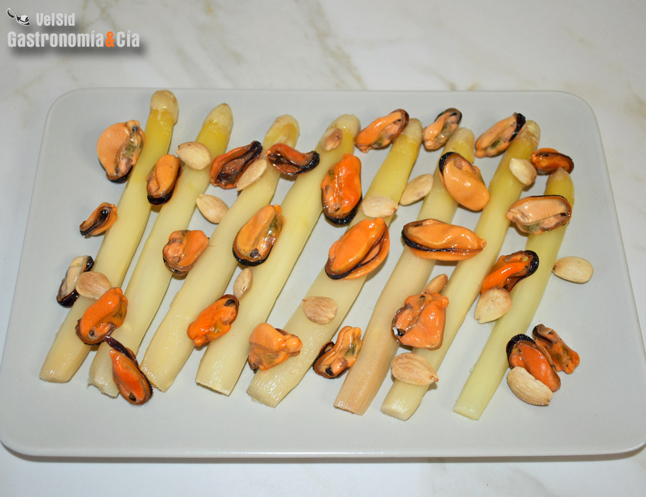 Espárragos, mejillones, almendras y salsa Thermidor