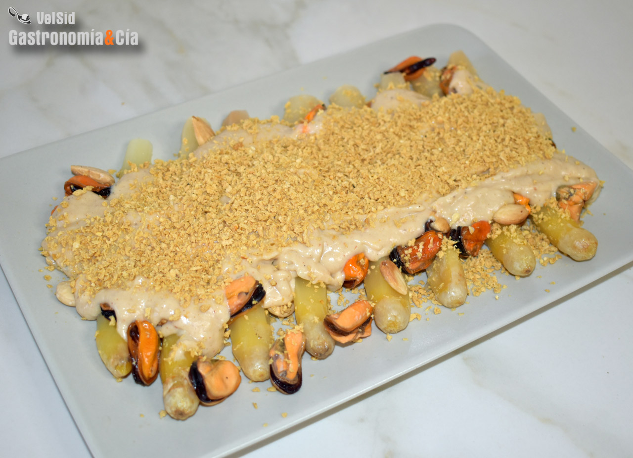 Espárragos, mejillones, almendras y salsa Thermidor