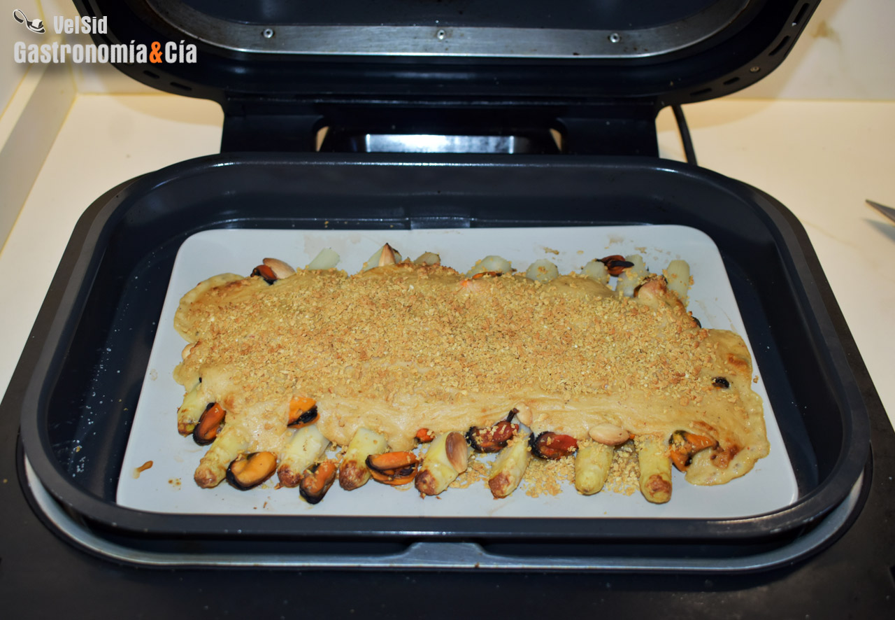 Espárragos, mejillones, almendras y salsa Thermidor