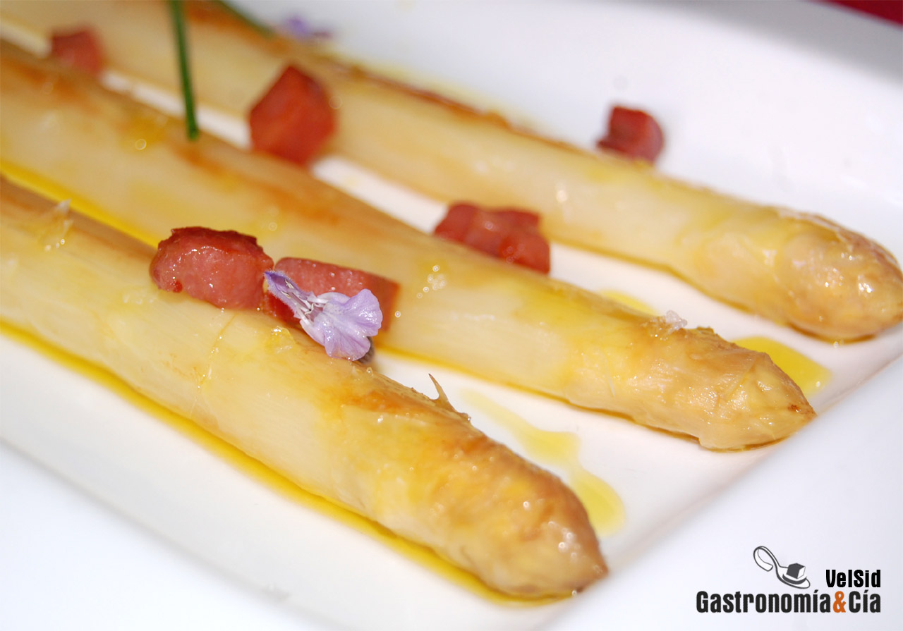 Espárragos de Tudela con jamón