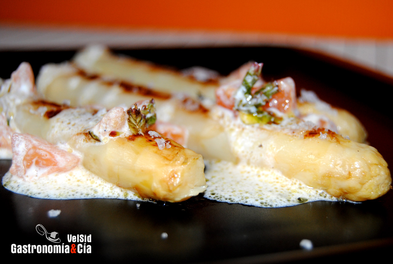 Espárragos con vinagreta de tomate y crema agria
