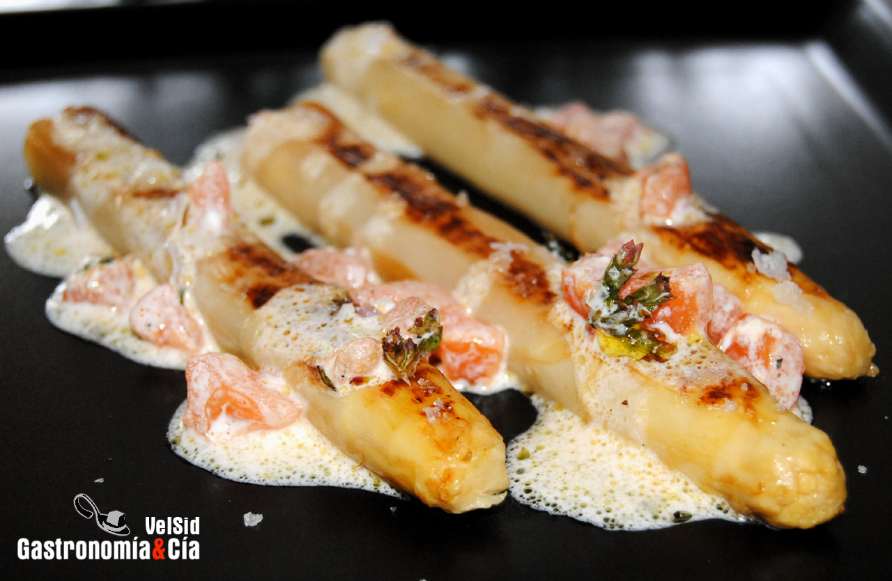 Espárragos con vinagreta de tomate y crema agria
