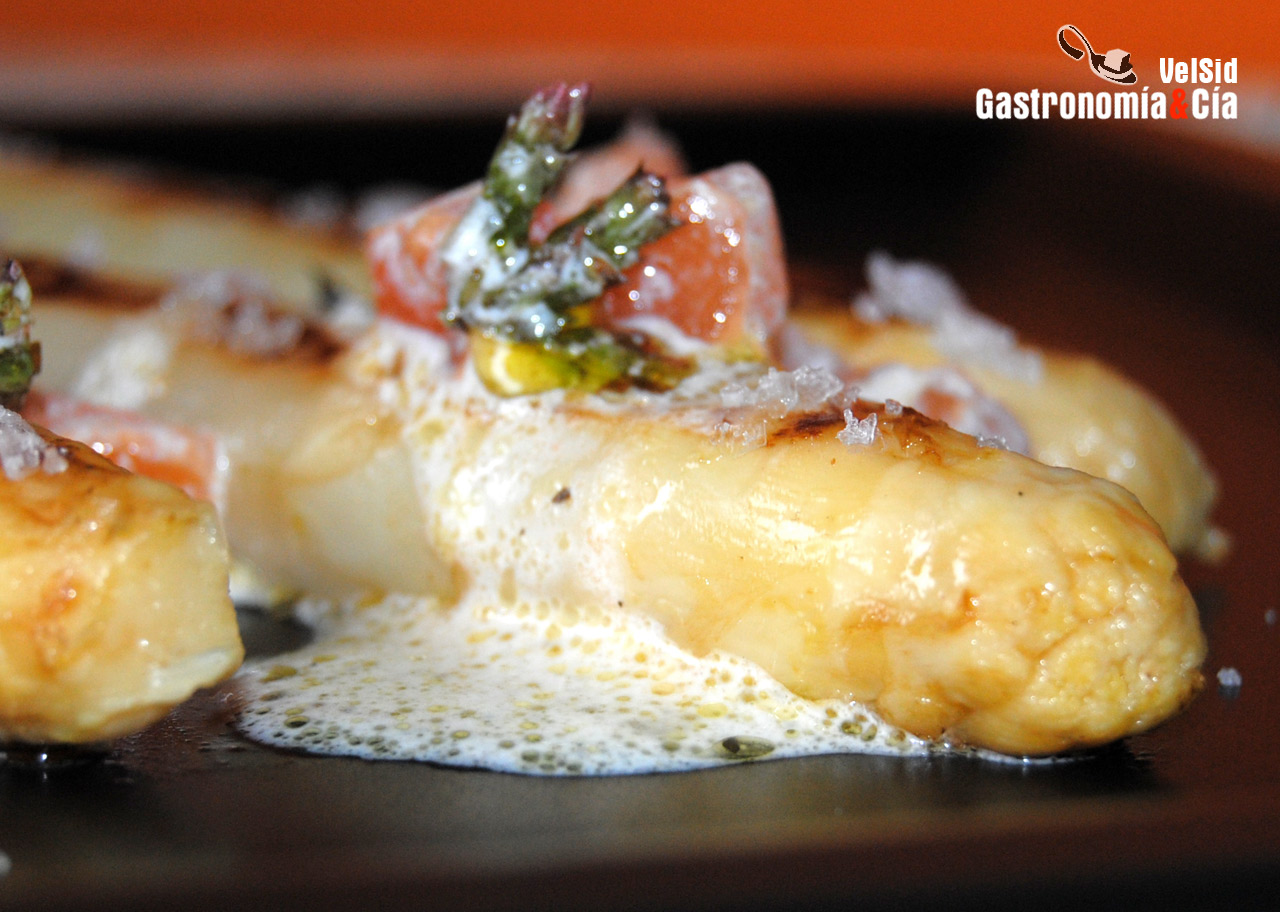 Espárragos con vinagreta de tomate y crema agria