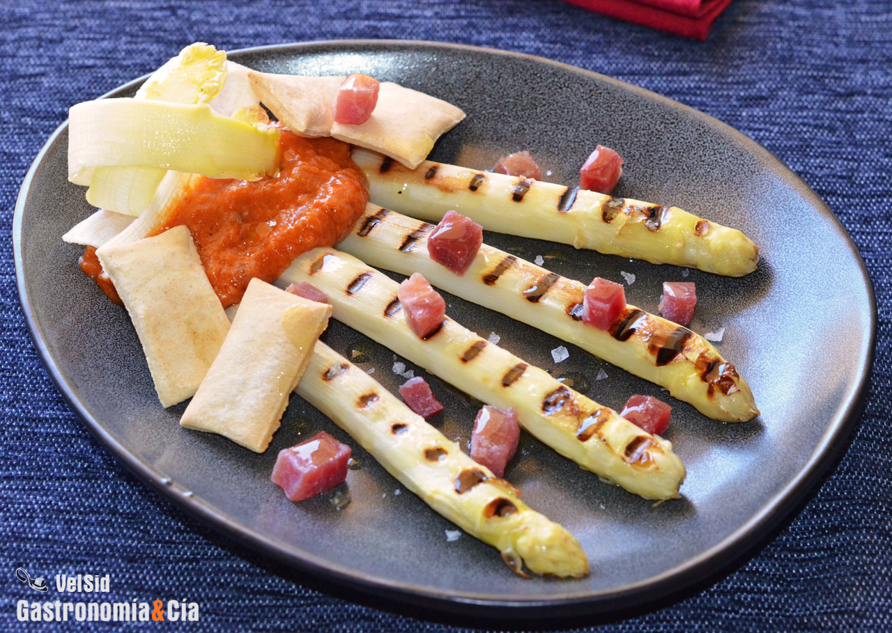 Espárragos blancos frescos a la parrilla con salsa rome