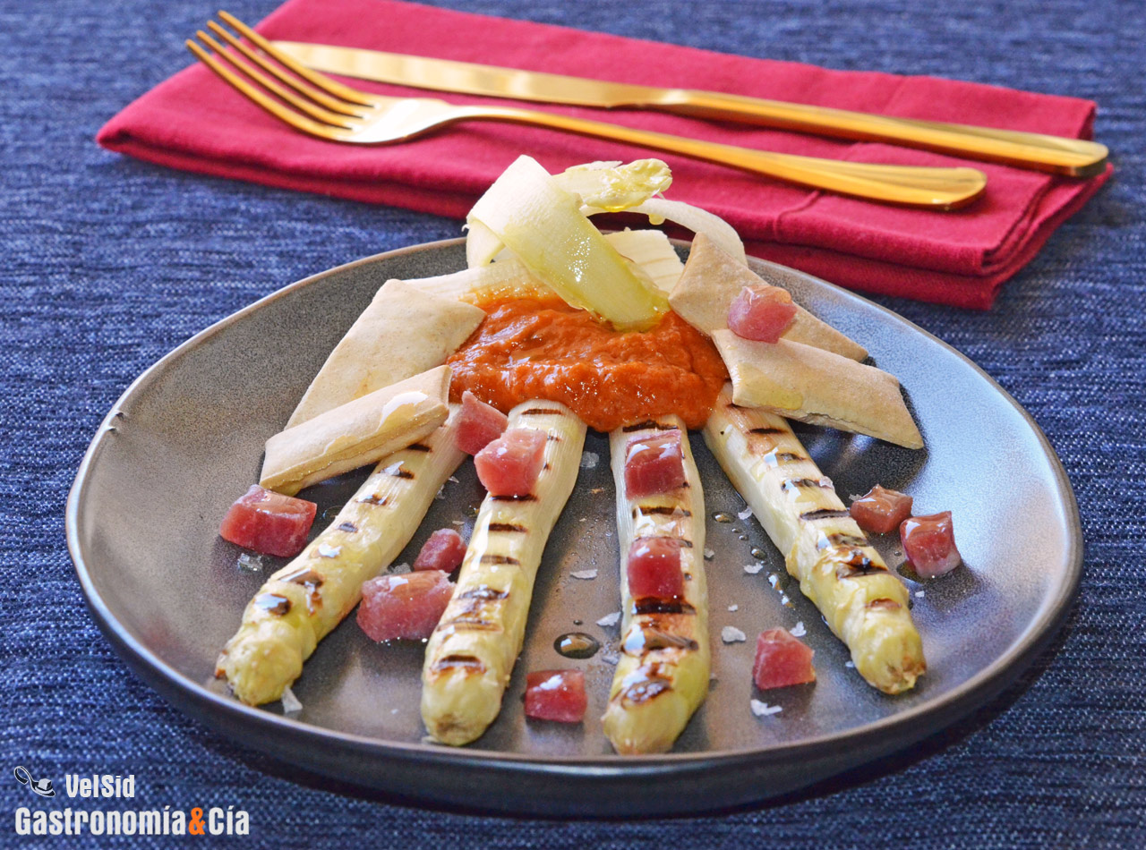 Espárragos blancos frescos a la parrilla con salsa rome