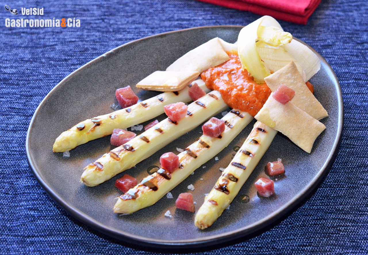 Espárragos blancos frescos a la parrilla con salsa rome