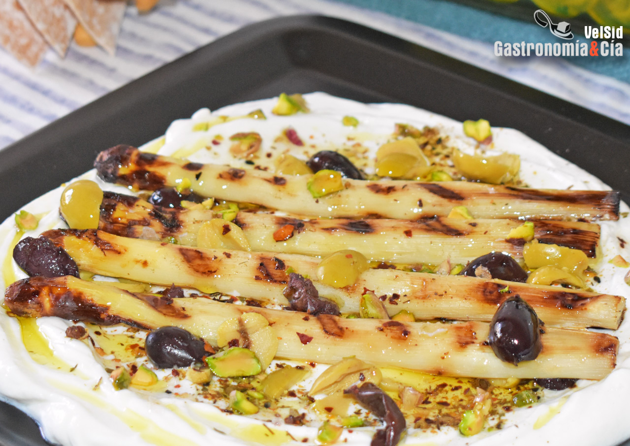 Espárragos blancos a la parrilla con labneh