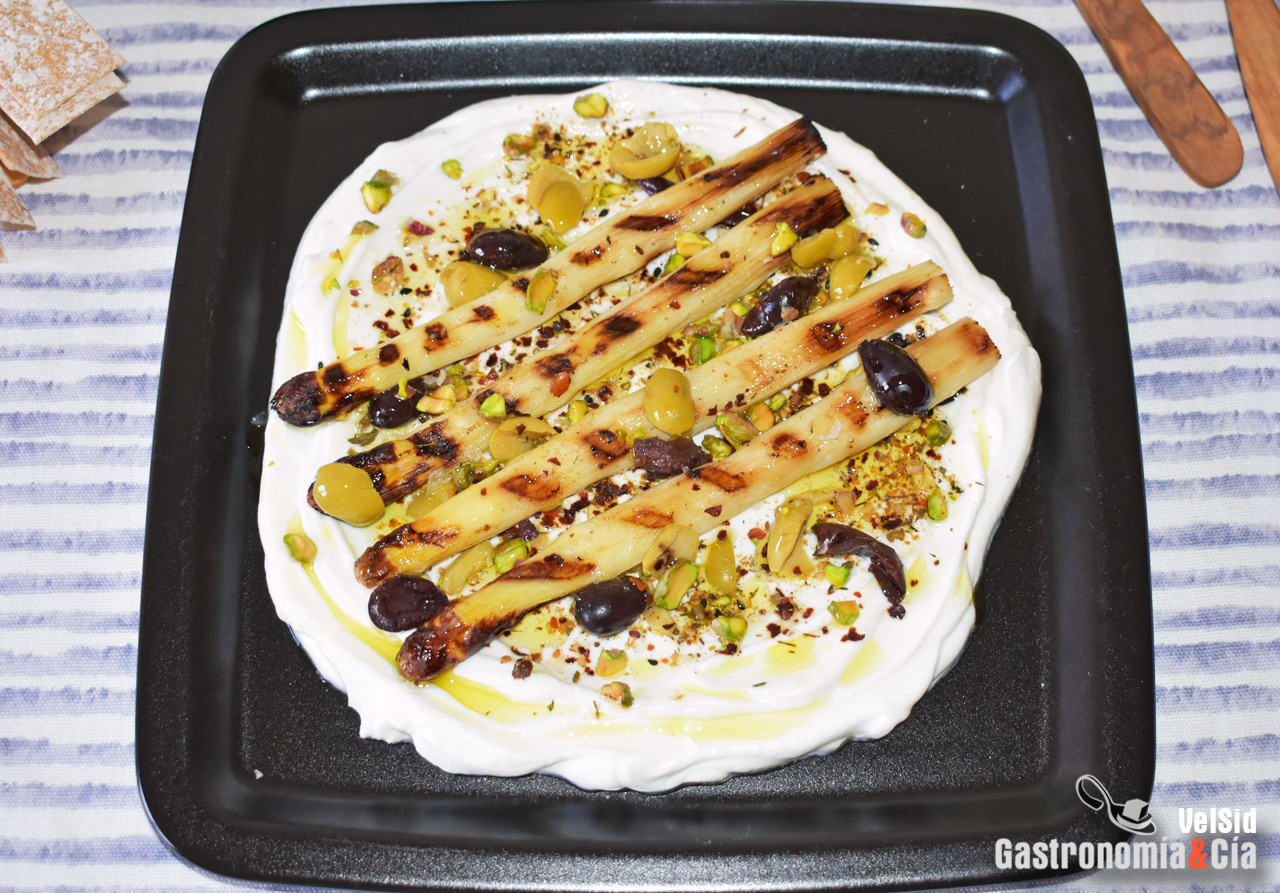 Espárragos blancos a la parrilla con labneh