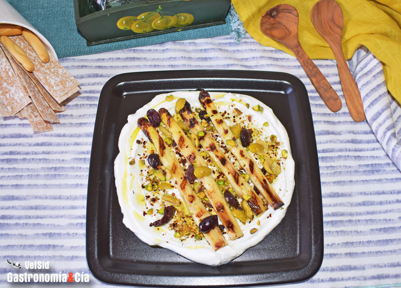 Espárragos blancos a la parrilla con labneh