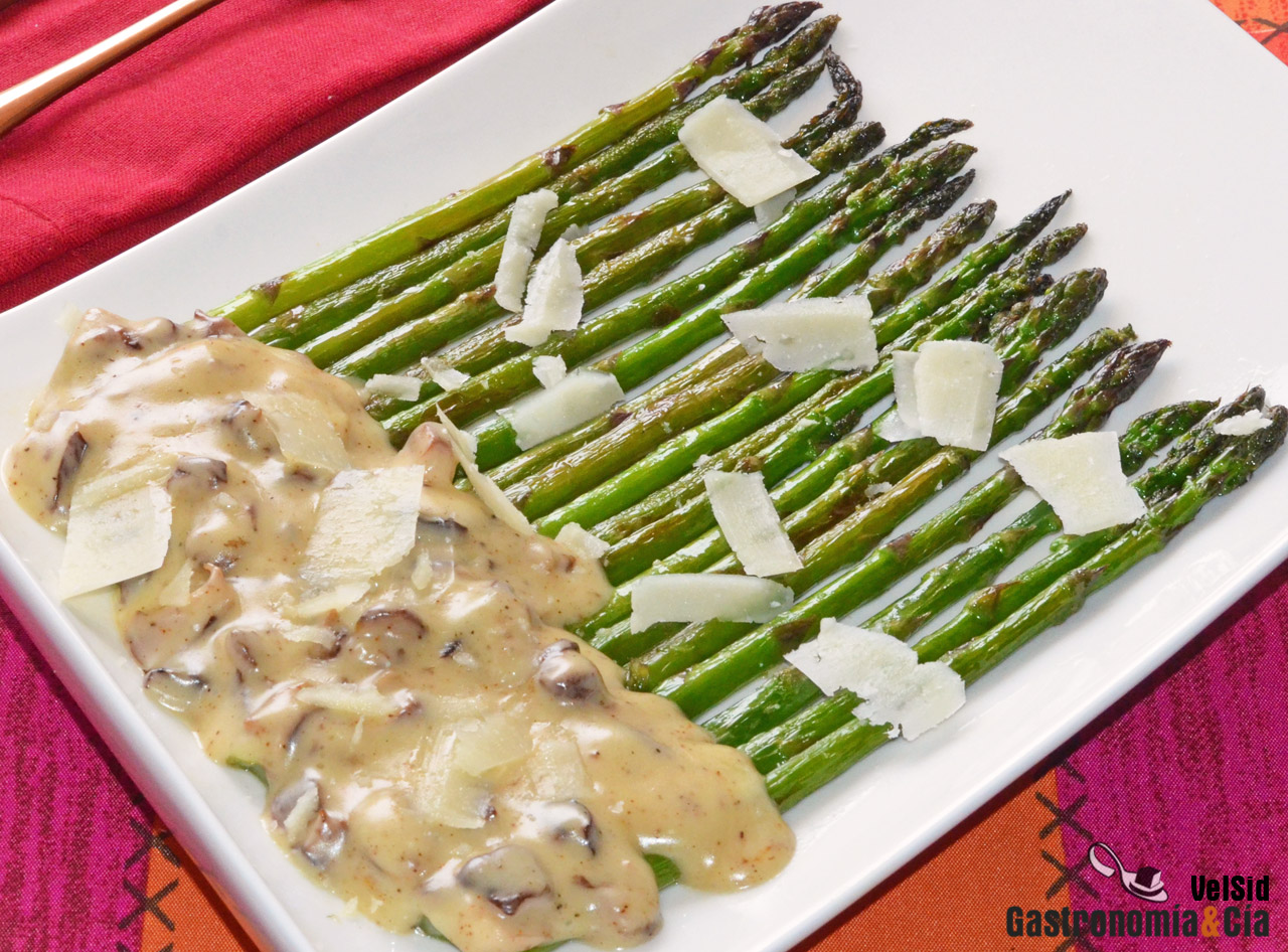 Espárragos verdes con salsa cremosa de mascarpone, shii