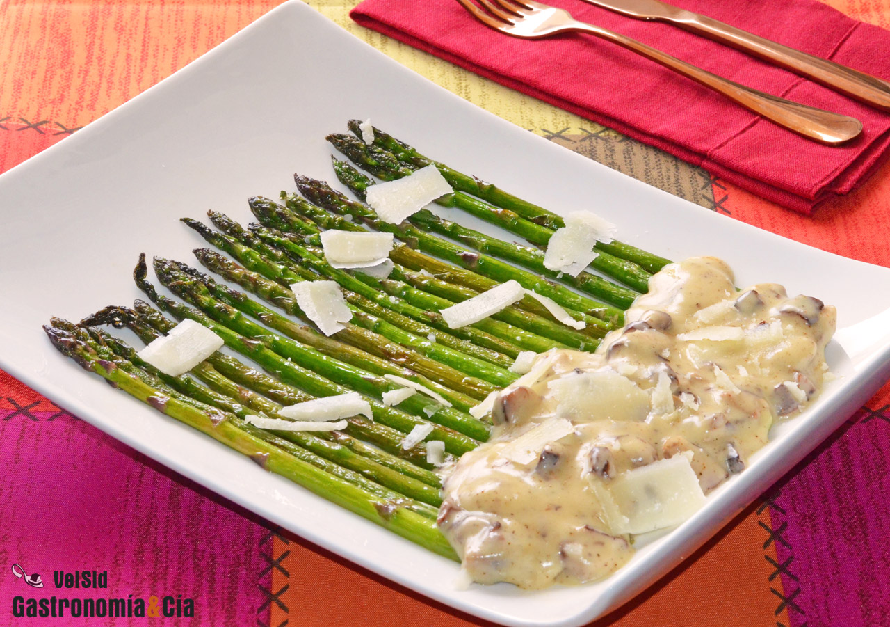 Espárragos verdes con salsa cremosa de mascarpone, shii