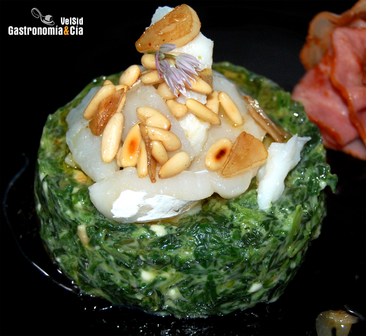 Espinacas con bechamel y bacalao con vinagreta de ajos 