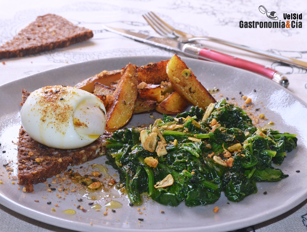 Espinacas salteadas con patatas, huevo mollet y dukkah 