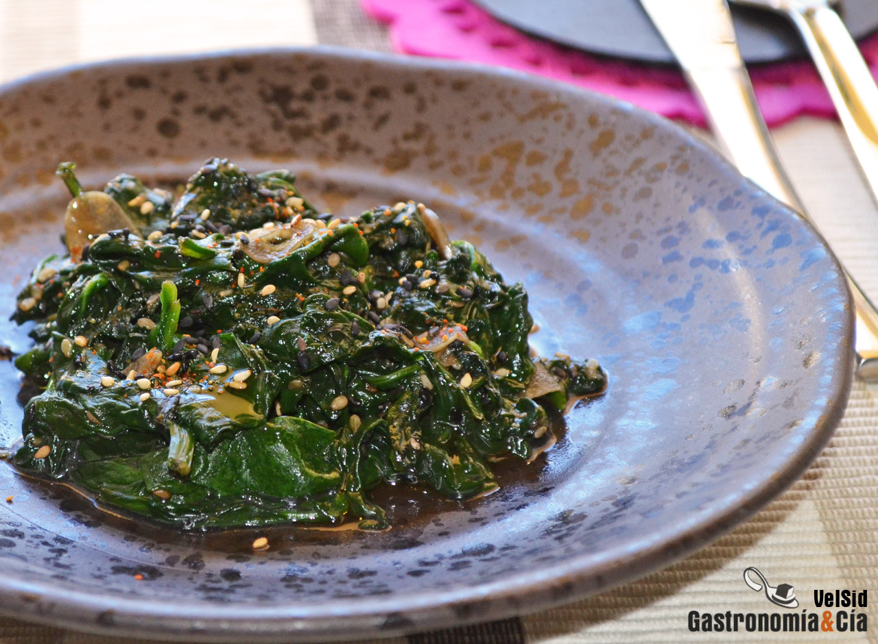 Espinacas salteadas con soja y sésamo