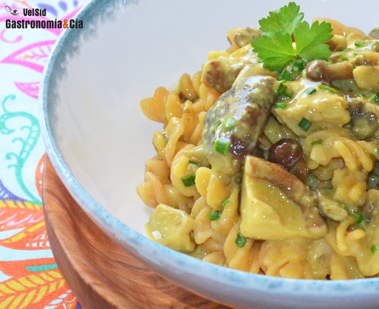 Espirales de lenteja roja con salsa de setas y leche de