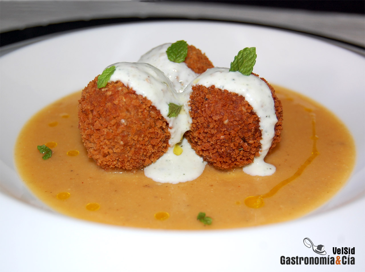 Falafel crujiente con crema de garbanzos y salsa de men