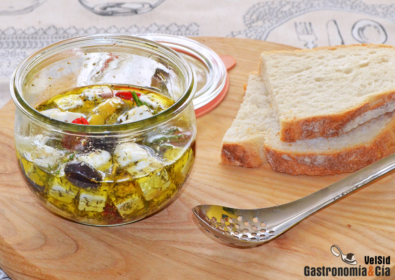 Cómo hacer queso feta marinado para ensaladas, aperitiv