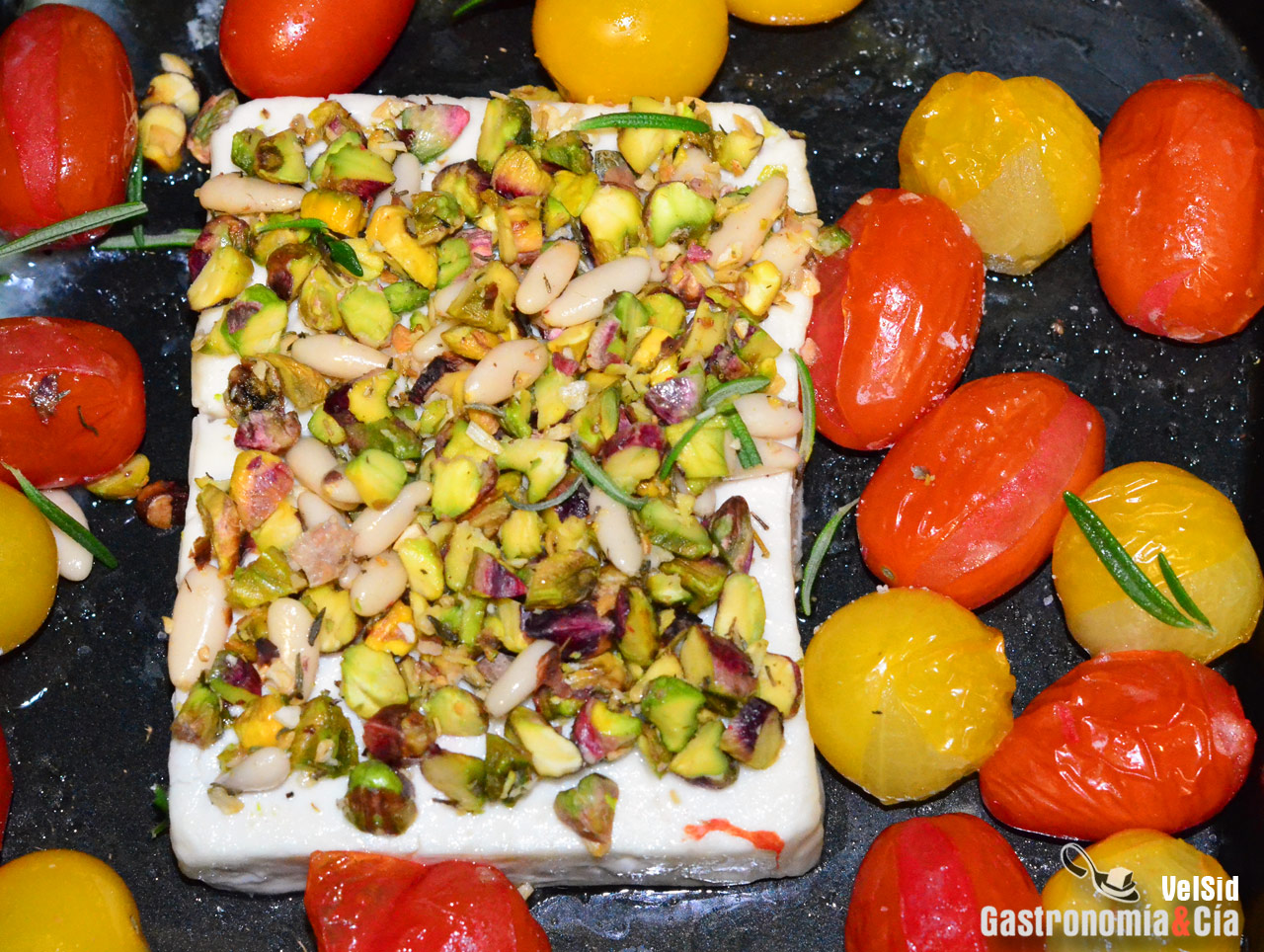 Queso feta caliente con tomates y pistachos