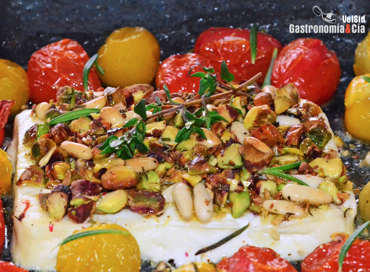 Queso feta caliente con tomates y pistachos