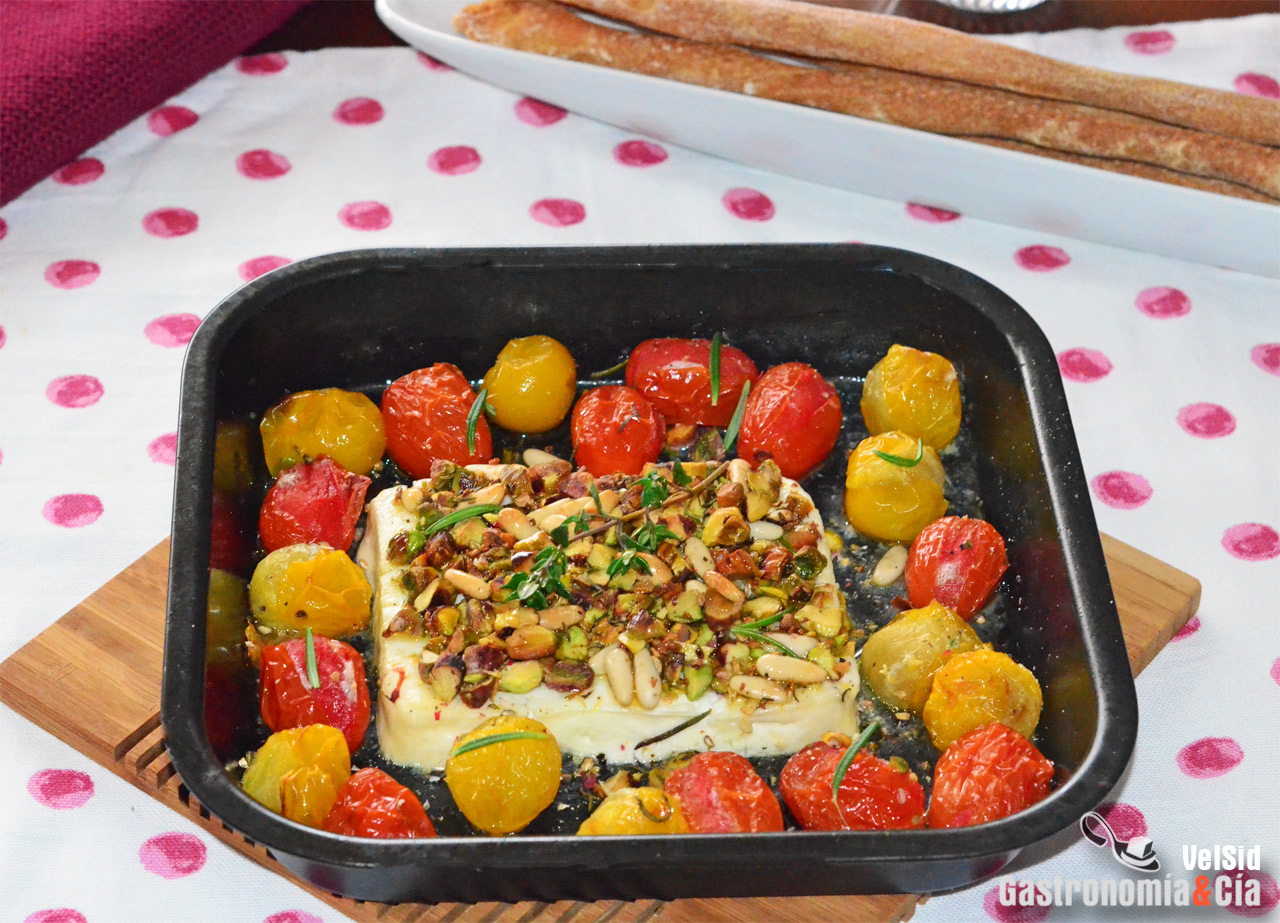 Queso feta caliente con tomates y pistachos