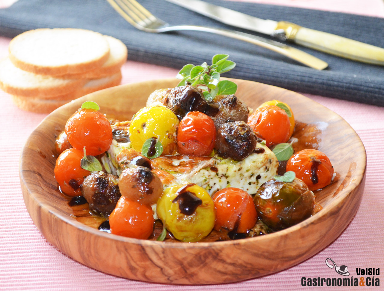 Queso feta a la plancha con tomatitos y cebollitas