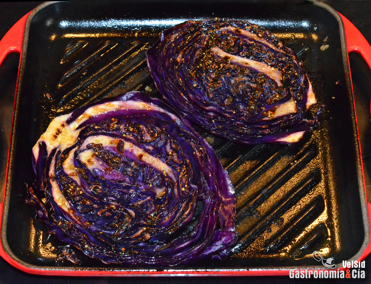 Col lombarda a la parrilla con vinagreta de avellanas y