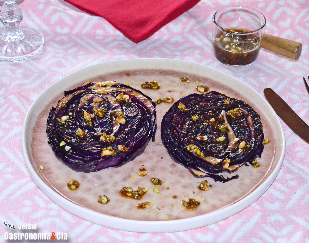 Col lombarda a la parrilla con vinagreta de avellanas y