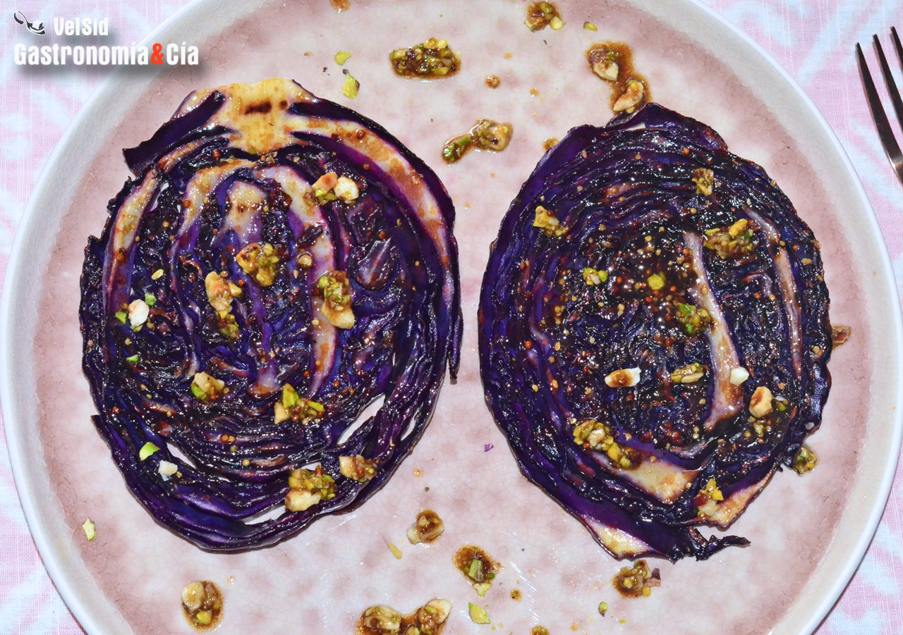 Col lombarda a la parrilla con vinagreta de avellanas y