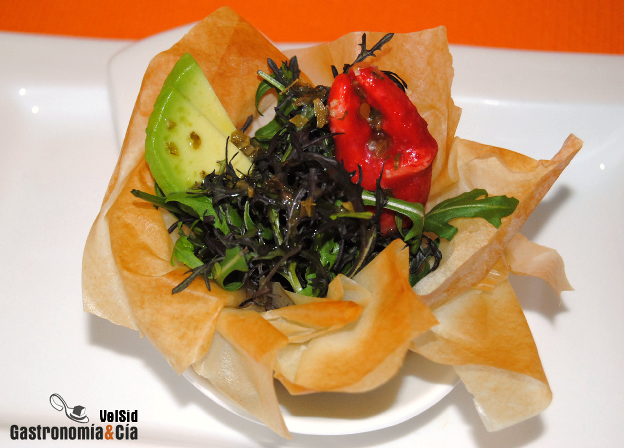 Ensalada en cestita de pasta filo