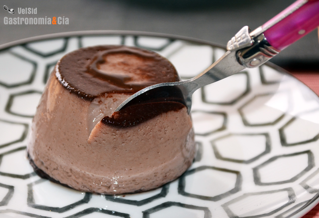 Cómo hacer un flan de chocolate delicioso en menos de d