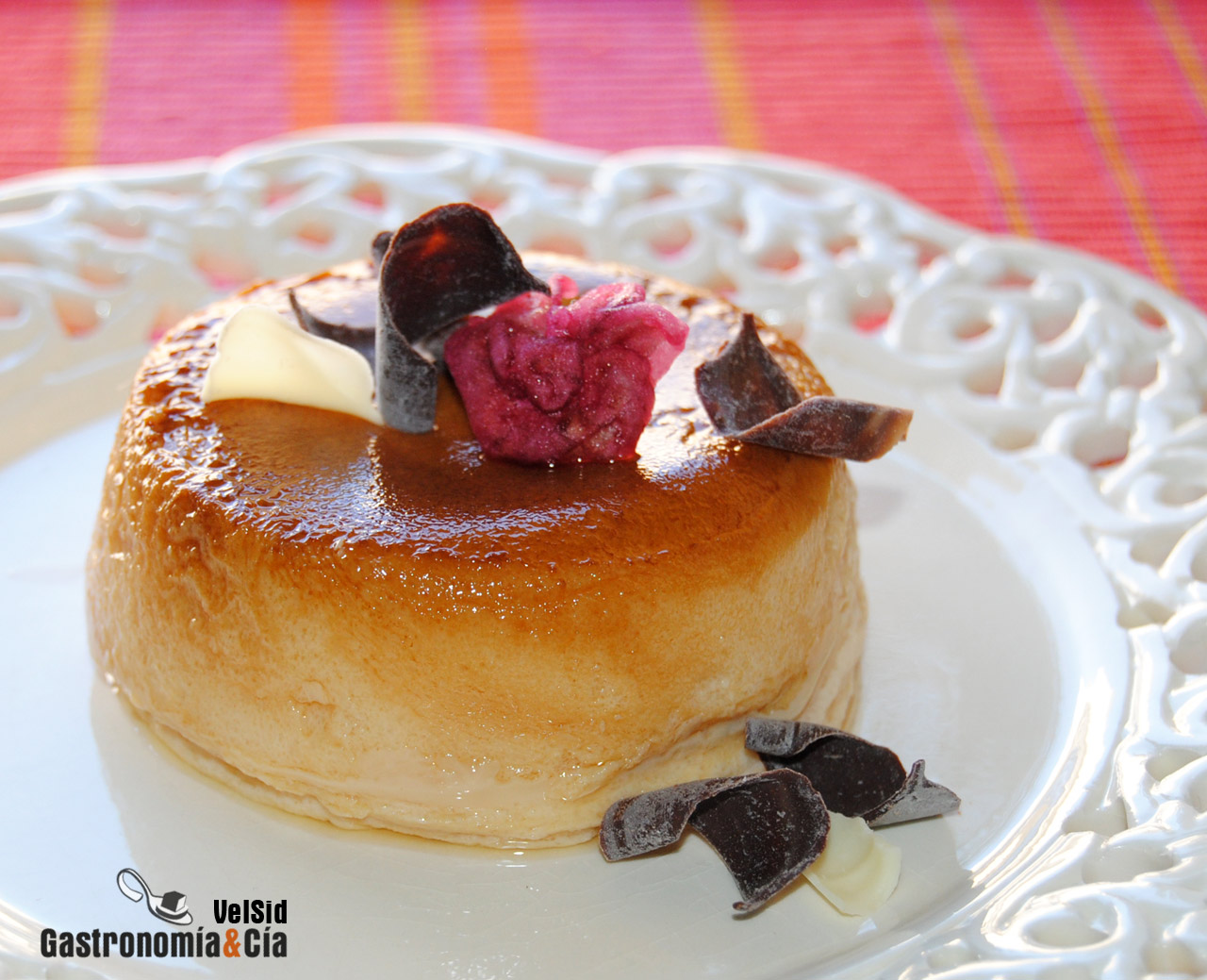 Flan de queso y violetas