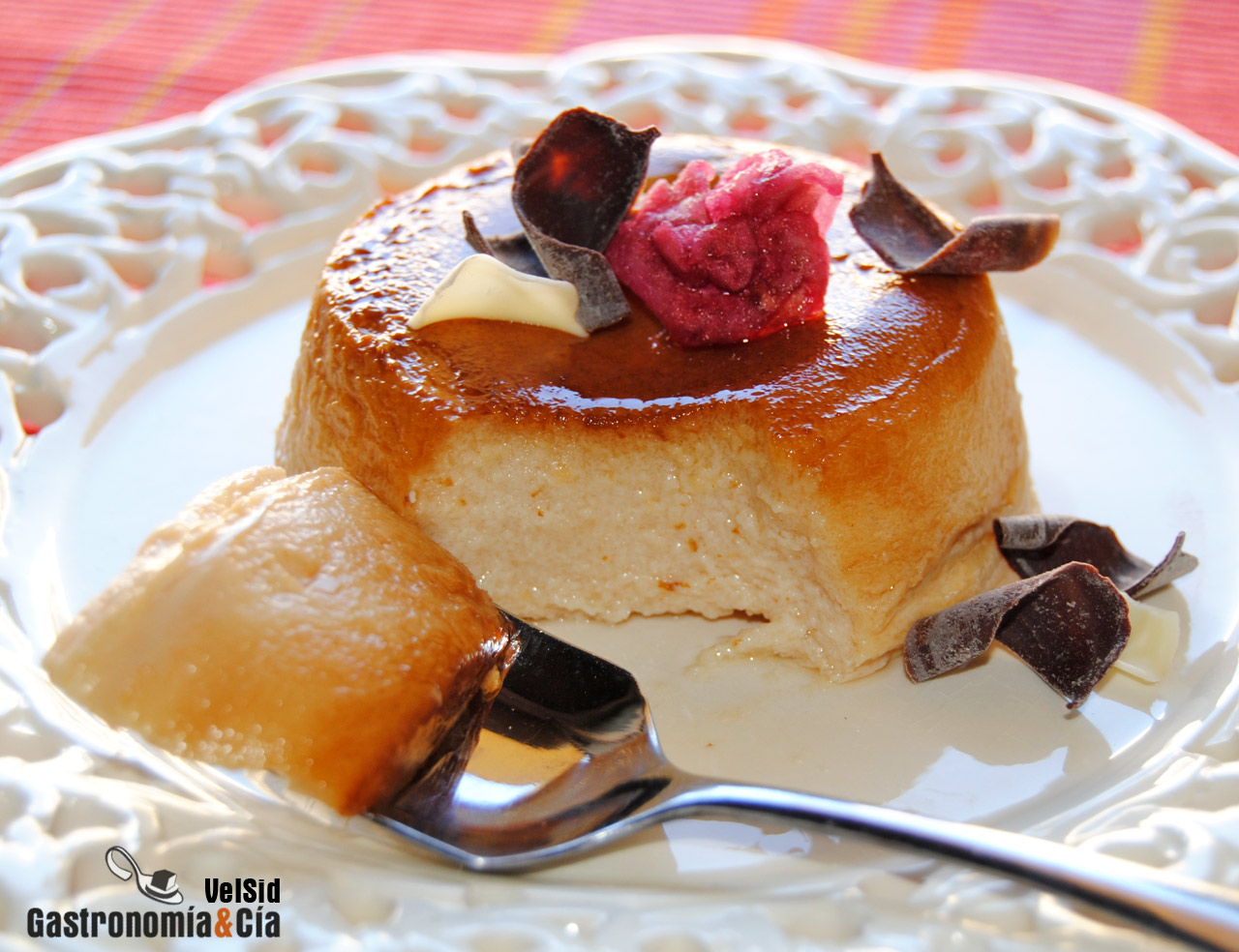 Flan de queso y violetas