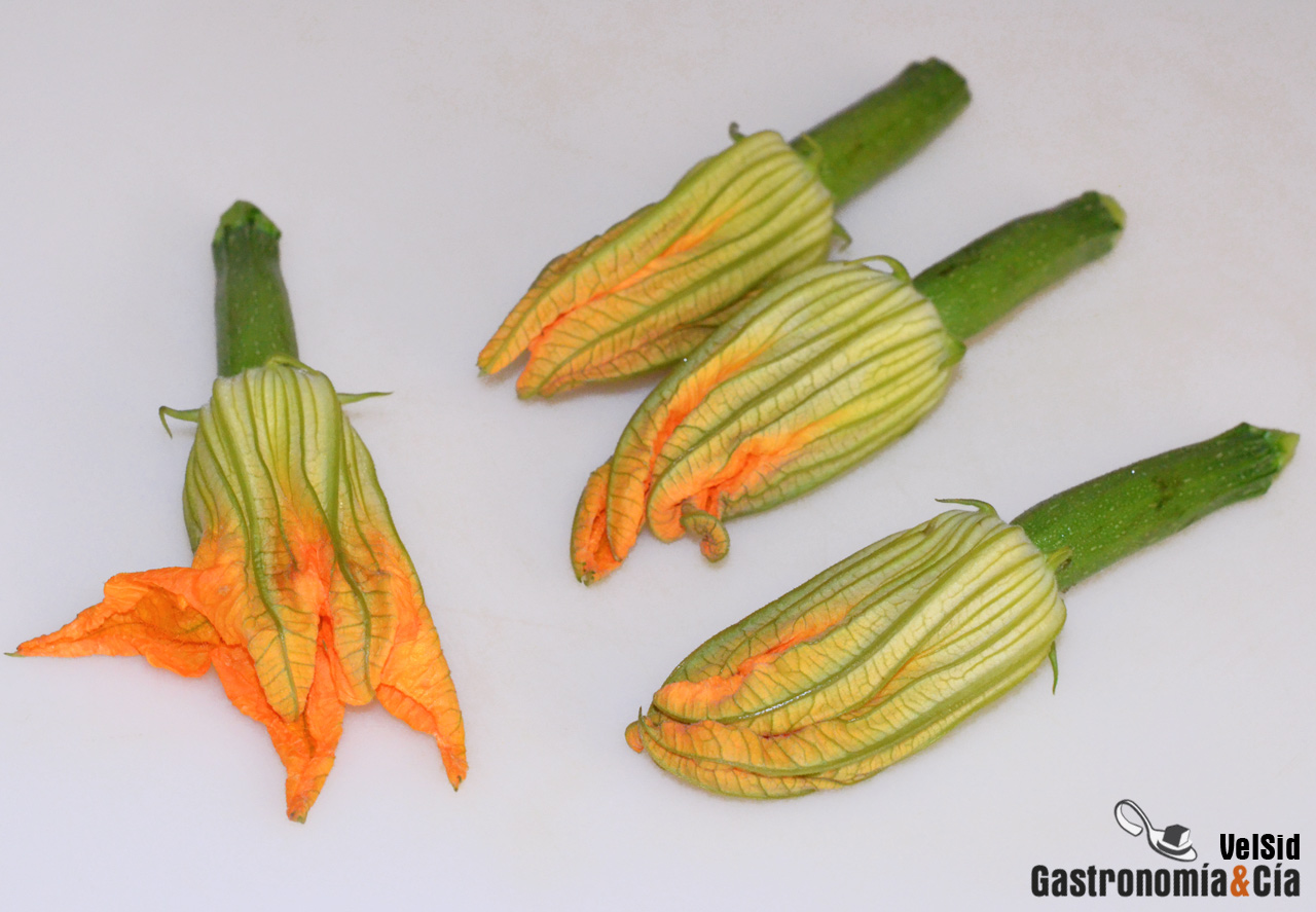 Flores de calabacín rellenas de requesón al vapor