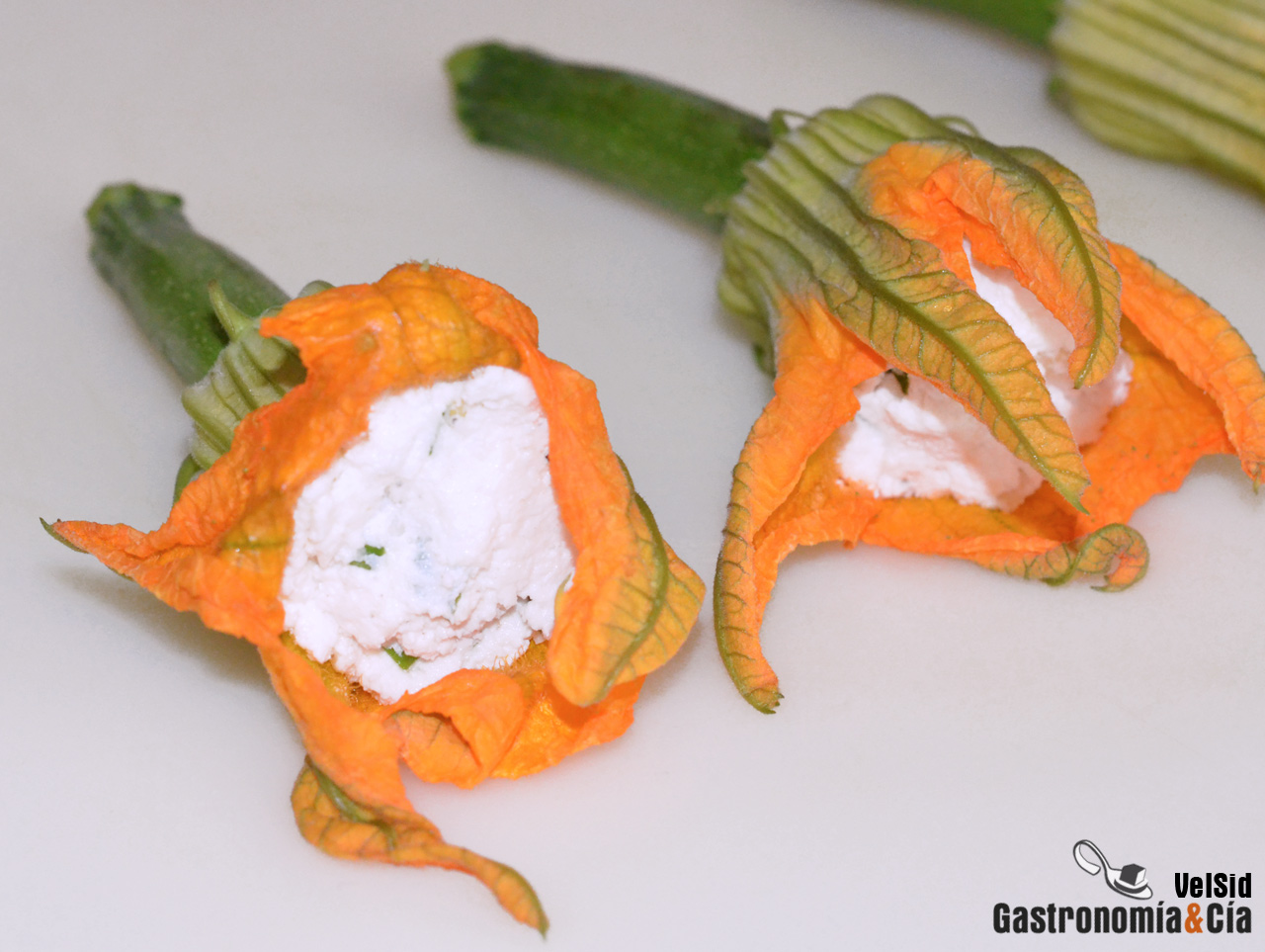 Flores de calabacín rellenas de requesón al vapor