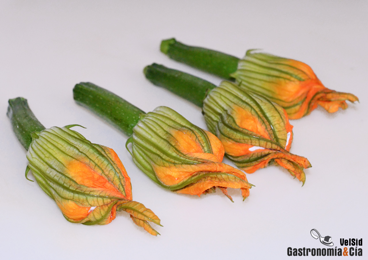 Flores de calabacín rellenas de requesón al vapor