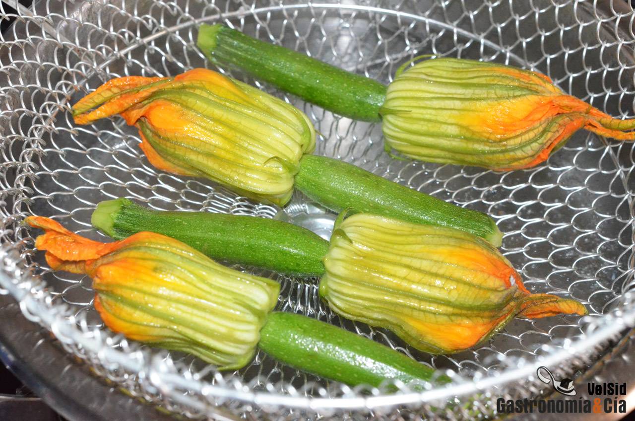 Flores de calabacín rellenas de requesón al vapor