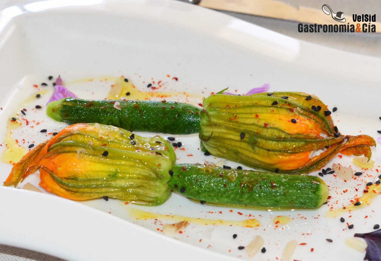 Flores de calabacín rellenas de requesón al vapor