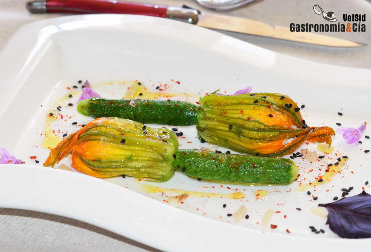 Flores de calabacín rellenas de requesón al vapor