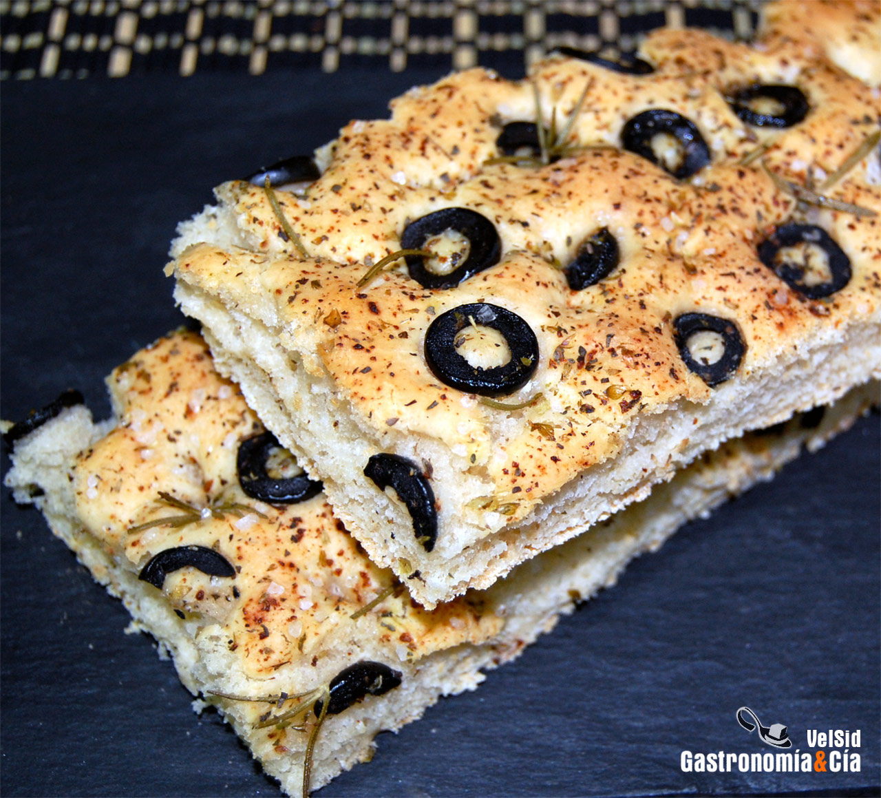 Focaccia de aceitunas y romero