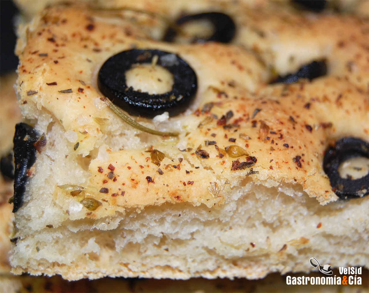 Focaccia de aceitunas y romero